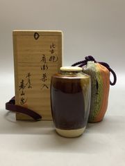 茶道具　尾戸焼　土居庄次造　肩衝茶入　仕覆付　共箱　V　6974 尾戸焼 土居庄次作 共箱】肩衝茶入 天平段文仕覆 茶道具 濃茶 - メルカリ