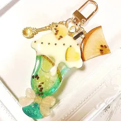 レジン マカロンつき cafe シェイカーキーホルダー くまさんとりんご🍎シェイカーキーホルダーができました☺️ #レジン