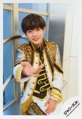 【中古】生写真(ジャニーズ) なにわ男子/長尾謙杜/膝上・座り・衣装白・黄色・黒・右手差出し・右向き・笑顔・窓/JOHNNYS’ ISLAND STORE オフショット/公式生写真