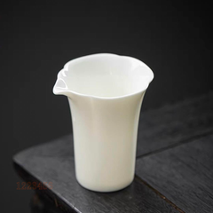 白磁 花型 公道杯（耐熱）
