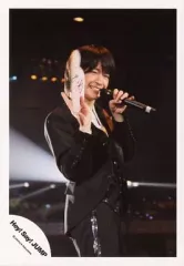 【中古】生写真(ジャニーズ) Hey! Say! JUMP/知念侑李/ライブフォト・膝上・衣装黒・左手マイク・右手色紙・右向き・目線左/公式生写真