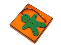 【新品同様品】HERMES エルメス プティアッシュ ジンジャーブレッドマン ヴォーエプソン×トゴ グリーン×ブラウン バッグチャーム バッグ用アクセサリー ブランド レディース 女性用 本革 レザー 緑 茶色 希少 レア プレゼント ギフト