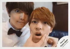 【中古】生写真(ジャニーズ) Travis Japan/吉澤閑也・松倉海斗/横型・バストアップ・衣装白・吉澤右手松倉の顔・松倉口開け/「ジャニーズJr.8・8祭り～東京ドームから始まる～」セルフィー/公式生写真