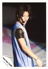 【中古】生写真(ジャニーズ) Hey! Say! JUMP/岡本圭人/ライブフォト・膝上・衣装青・目線左・振り向き/公式生写真