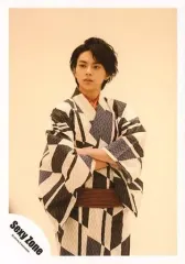 【中古】生写真(ジャニーズ) Sexy Zone/佐藤勝利/膝上・浴衣・白・黒・オレンジ・腕組み・目線左・背景ベージュ/Summer Paradise in TDC パンフ＆グッズ/公式生写真