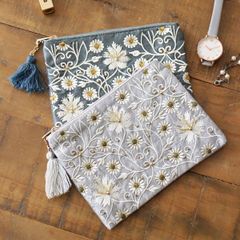 フラットポーチ おしゃれ 可愛い かわいい 刺繍 花柄 ポーチ マチなし 小さい 小さめ ミニ 薄型 薄い 布 通帳入れ フラワー刺繍スクエアフラットポーチ 2カラー