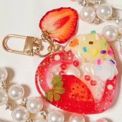 ストロベリーソーダ◆ハートシェイカー フェイクスイーツ ホイップデコ 押しフルーツ 苺 シェイカーキーホルダー シャカシャカキーホルダー チャーム レジン ビーズ パール アイスクリーム 生クリーム プレゼント ゆめかわいい 食品サンプル しぇりるのシェイカー