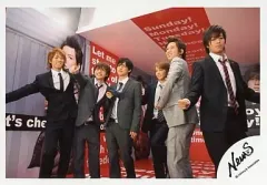 【中古】生写真(男性) NEWS/集合(6人)/横型・膝上・スーツ・目線左上・背景白、赤・笑顔/公式生写真
