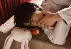 【中古】生写真(男性) 唐橋充(ニィ健一)/横型・バストアップ・衣装白・眼鏡・寝そべり・左手タバコ・うさぎのぬいぐるみ・キャラクターショット/「最遊記歌劇伝-Reload-」桃源郷ブロマイド