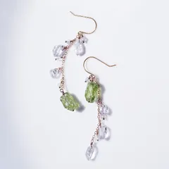 ペリドットのラフカットとハーキマーダイヤモンドによるピアス・サージカルステンレス　～風樹（ふうじゅ）