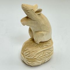 【商品番号MS-KBORI-ETO１-2】木彫りの干支シリーズ　子　鼠 （俵）　 高さ　約８ｃｍ