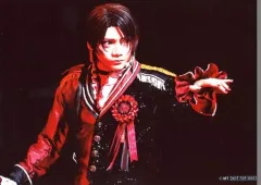 【中古】生写真(男性) 佐藤流司(加州清光)/ライブフォト・横型・上半身・左手伸ばし・2Lサイズ/Blu-ray・DVD「ミュージカル『刀剣乱舞』 加州清光 単騎出陣2018 」公式通販3社予約特典舞台写真セットB