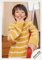 【中古】生写真(ジャニーズ) 関西ジャニーズJr./丸岡晃聖/膝上・衣装黄色・白・右手顎・左手手すり・階段・笑顔/「関ジュ 夢の関西アイランド 2020 in 京セラドーム大阪 ～遊びにおいでや!満足 100%～」グッズオフショット/公式生写真