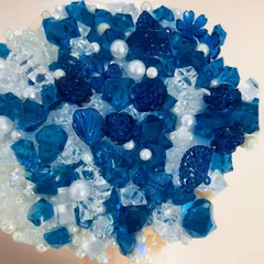【新着商品】透かしビーズ フラワー ブレスレット デコ素材 蝶 手芸用 ビーズ 貝殻 ビーズ パール レジン レジン ストーン パーツ 氷ビーズ パーツ ハンドメイド 100g アクセサリーパーツ 約150個 デコパーツ ミックス (ダークブルー＋ホワイト)のサムネイル