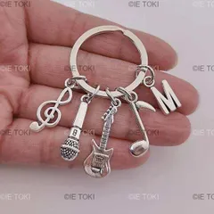 マイクキーリング 音楽キーホルダーギフト イニシャルチャーム ネームキーリング 音符チャーム ギターキーホルダー クリエイティブキーホルダー