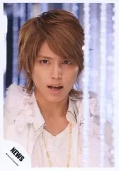 【中古】生写真(ジャニーズ) NEWS/手越祐也/バストアップ・衣装白・背景白黒/公式生写真