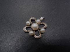 925刻印あり・銀とパールのペンダントトップ・銀細工品・石付き - メルカリ