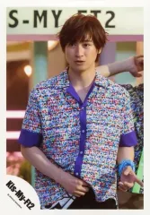 【中古】生写真(ジャニーズ) Kis-My-Ft2/宮田俊哉/上半身・衣装紫・黒・赤・緑・白・右手腹・左手指差し/「Sha la la☆Summer Time」PV＆ジャケ写撮影/公式生写真