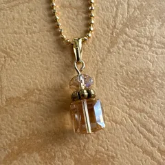 スワロフスキー　香水瓶モチーフのネックレス　N-40