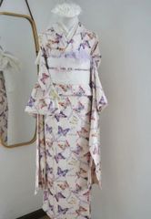 女性伝統的レース振袖着物、バラ、ローズ、カエデの葉柄の正式和服