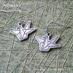 上品で魅力的な折り鶴デザインのピアス ― 鶴 ピアス 和風 折り紙 折り鶴 鳥 レディース メンズ 幸運 お守り お祈り 平和 縁起物 プレゼント プチギフト   ― 001039