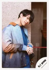 【中古】生写真(ジャニーズ) Aぇ! group/末澤誠也/上半身・衣装青.グレー.茶色・両手重ね・顔傾げ/「Aぇ! group Zepp LIVE 2020 STARTING NOW 413」グッズオフショット/公式生写真