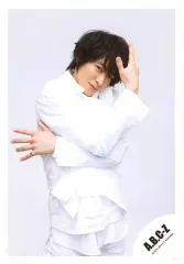 【中古】生写真(ジャニーズ) A.B.C-Z/戸塚祥太/膝上・衣装白・両手交差・右手頭・背景白/「A.B.C-Z Concert Tour 2019 Going with Zephyr」グッズオフショット/公式生写真