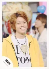 【中古】生写真(ジャニーズ) NEWS/手越祐也/上半身・パーカー黄色・Tシャツ白・微笑・後ろに人/公式生写真