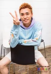 【中古】生写真(ジャニーズ) Kis-My-Ft2/二階堂高嗣/膝上・座り・衣装水色・右手ピース/「Kis-My-Ft2 LIVE TOUR 2019 FREE HUGS!」オリジナルフォト