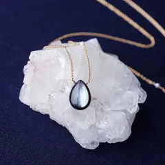 黒蝶貝のペアシェイプカット・淡水真珠を編み込んだセミロング50cmネックレス　～Zoya