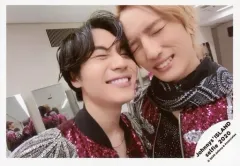 【中古】生写真(ジャニーズ) Travis Japan/松田元太・川島如恵留/横型・バストアップ・衣装黒・紫・目閉じ・歯見せ/Johnnys’ ISLAND セルフィー 2020/公式生写真