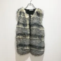 Stradivarius ストラディバリウス　レディース　アウター　ベスト　ファーベスト　ジレ　ニット　フェイクファー　ノースリーブ　ノーカラー　留め具なし　ボーダー　ライトベージュ　グレー　ブラック　ミックスカラー　カジュアル　オシャレ　SU207h637