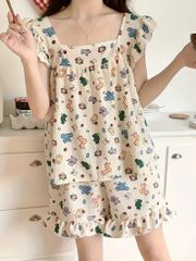 アニメ柄のルームウェアセット　かわいいフリルスリーブのスクエアネックトップとショーツ　女性用ルームウェア　Mサイズ