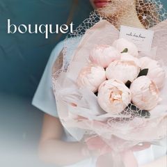 ブーケ 花束 造花 アーティフィシャルフラワー シャクヤク 芍薬 ピオニー 牡丹 プレゼント 入学式 卒業式 誕生日 バレンタイン 母の日  発表会 推し活 ライトピンク 窓付き紙袋付き