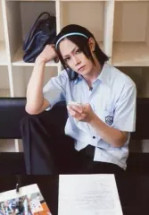 【中古】生写真(男性) 玉城裕規(東堂尽八)/膝上・衣装水色・制服・右手頭・左手携帯・キャラクターショット/舞台『弱虫ペダル』 インターハイ篇 The First Result ブロマイド