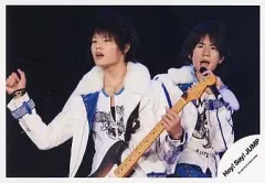 【中古】生写真(ジャニーズ) Hey! Say! JUMP/岡本圭人・中島裕翔/ライブフォト・横型・上半身・衣装白、青・ギター/公式生写真