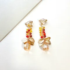 秋色葉っぱのイヤリング　ハンドメイド　赤　黄　オレンジ　茶色　ドロップ　ゴールド　紅葉