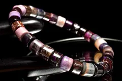 【１点物】高発色◇癒やしの石 スギライト(杉石)　5-6x7mm　チューブ ブレスレット パワーストーン 天然石 _MA7998