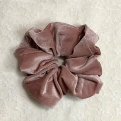 布地たっぷりのピンク色ベルベットのシュシュ