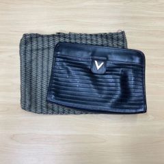 MARIO VALENTIMO　マリオ　ヴァレンチノ　クラッチバッグ　カバン　革　レザー　カラー　黒　ブラック　柄　パターン　ロゴ　レディース　女性用　普段使い　カジュアル　おしゃれ　ブランド　イタリア　ローマ　海外　国外　外国