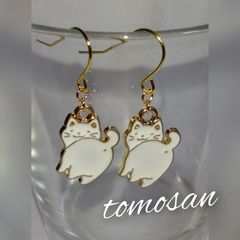 振り向き白猫ちゃんピアス(イヤリング他変更可能)