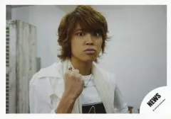 【中古】生写真(ジャニーズ) NEWS/手越祐也/横型・バストアップ・衣装白・右手グー・目線正面/公式生写真