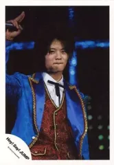 【中古】生写真(ジャニーズ) Hey! Say! JUMP/岡本圭人/ライブフォト・上半身・衣装青赤・右手マイク・目線左/公式生写真