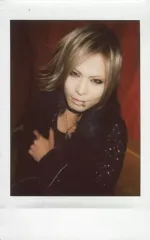【中古】生写真(男性) A＆D/YUKI/上半身・衣装黒紫・ファー・ネックレス・左手胸元・体左向き・背景赤カーテン/生チェキ