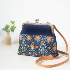 ネコとお花のがま口ショルダーバッグ＜ネイビー＞がま口バッグ/バッグ/肩掛け/がま口/がまぐち/ガマグチ/長財布/猫/ねこ/ネコ/ギフト/プレゼント/クリスマス