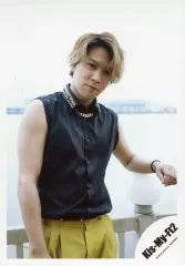 【中古】生写真(ジャニーズ) Kis-My-Ft2/千賀健永/膝上・衣装黒・黄・左手曲げ・首傾げ・口閉じ・カメラ目線・野外/シングル「HANDS UP」MVオフショット/公式生写真