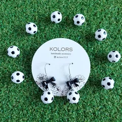 ⚽【匿名発送】【ピアス or イヤリング 変更可】【*2448 サッカーボールと黒リボン ピアス・イヤリング】2点目より割引 ハンドメイドピアス ハンドメイドイヤリング アレルギー対応  揺れる サッカー スポーツ