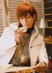 【中古】生写真(男性) 古川雄大(不二周助)/上半身・ジャケット白・目線下・左手紙・右手ティーカップ・私服ショット/ミュージカル『テニスの王子様』The Treasure Match 四天宝寺 feat. 氷帝 