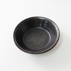 人気商品 美品 阿久津真希 黒取り皿 13cm/ 食器 陶器 お皿 安曇野【2400014074901】