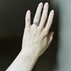 ひそやかな王冠 – 輝きをのせた細身リング